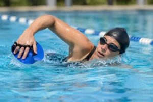Do Beginners Need Swim Paddles for Training?